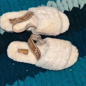 NWOT Kookaburra by Uggs Cream Plush Slippers